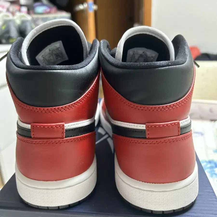 조던1 미드 시카고 블랙 토 / chicago black toe 260