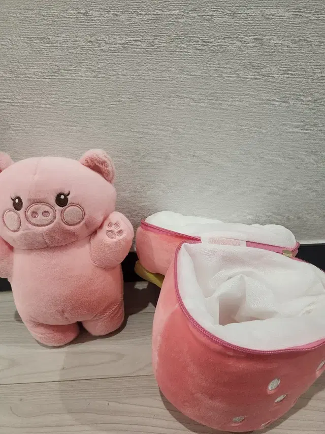 짱오락실 인형 딸기 쏙 꿀꿀이 25cm 새상품 팝니다.