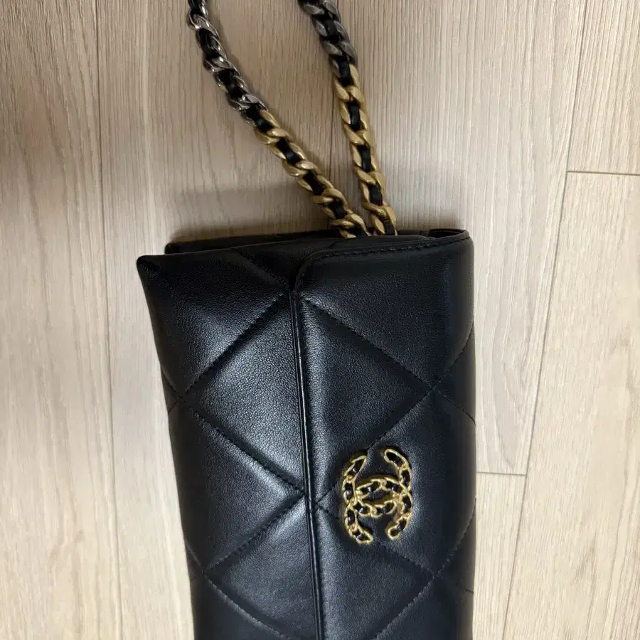 CHANEL 샤넬 19 AP2300 스트랩 클러치 샤넬가방 샤넬클러치