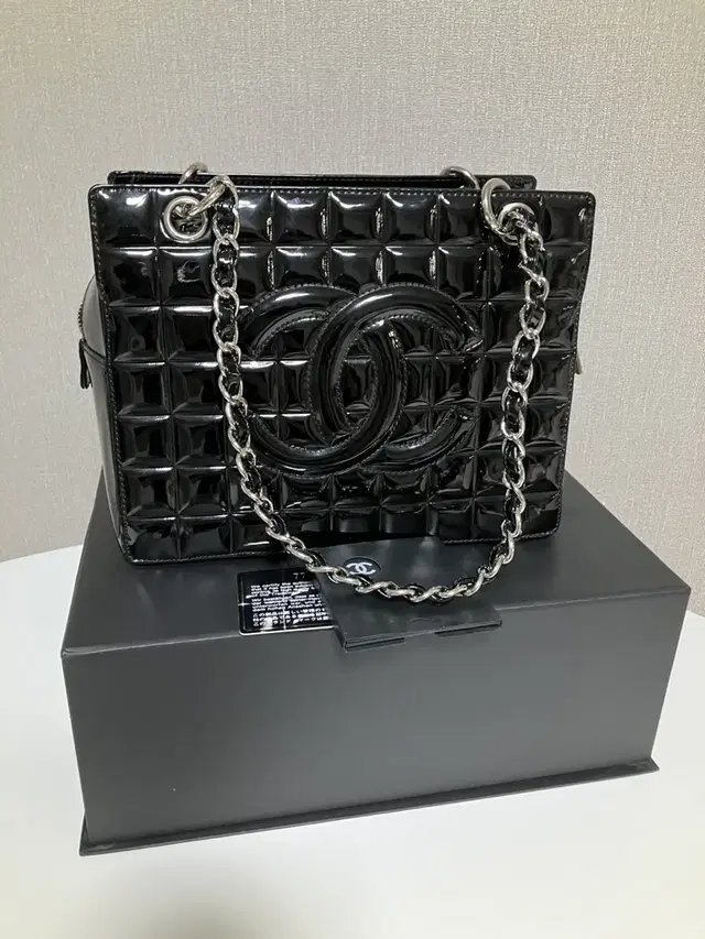 샤넬 에나멜백 7번대 Black Patent Choco Bar Chain