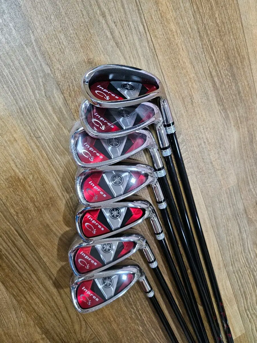 Yamaha Seas Red Iron Set (Women's) + Golf Bag