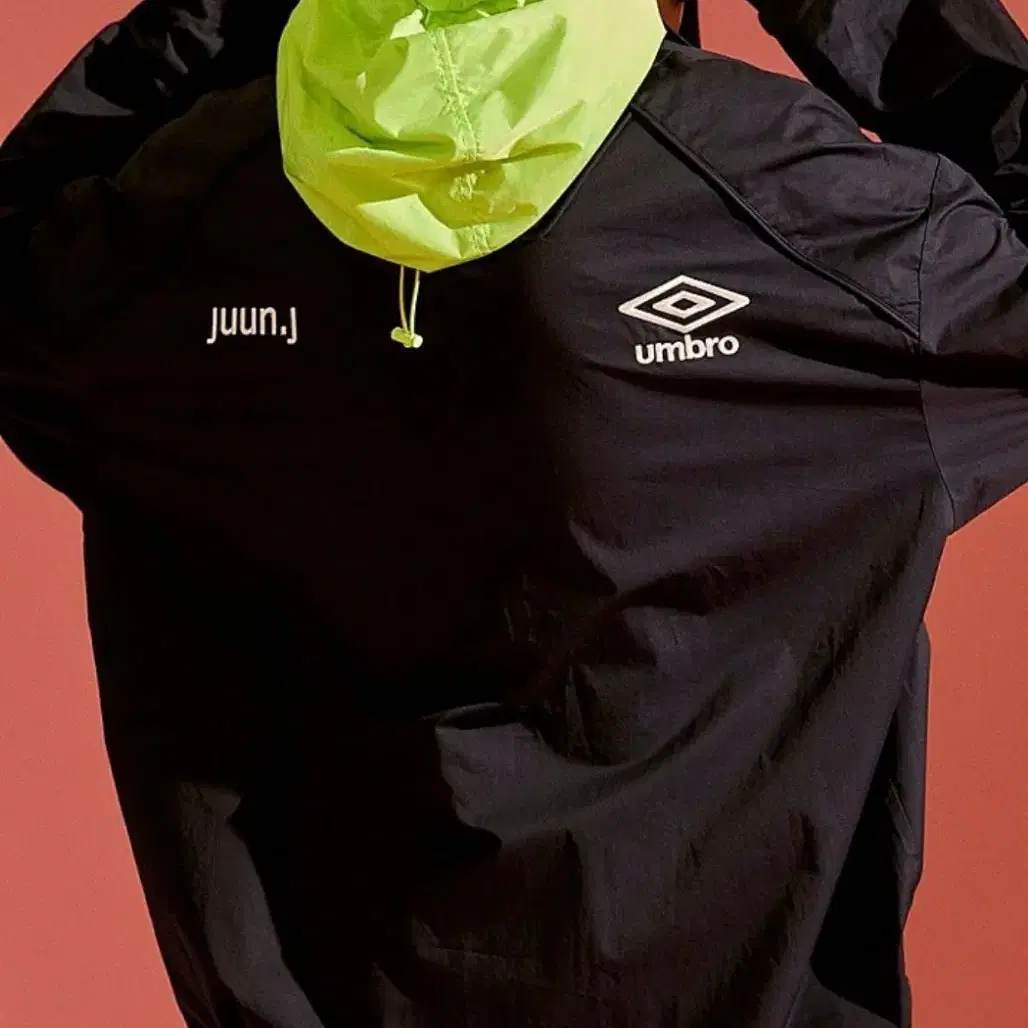 JUUN.J x umbro 콜라보 형광배색 네이비 후드아노락