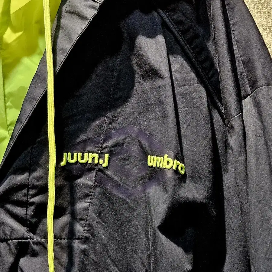 JUUN.J x umbro 콜라보 형광배색 네이비 후드아노락