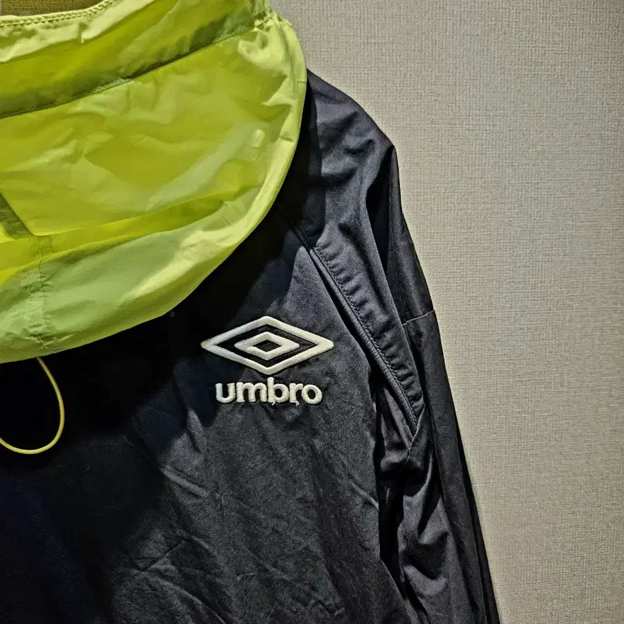 JUUN.J x umbro 콜라보 형광배색 네이비 후드아노락