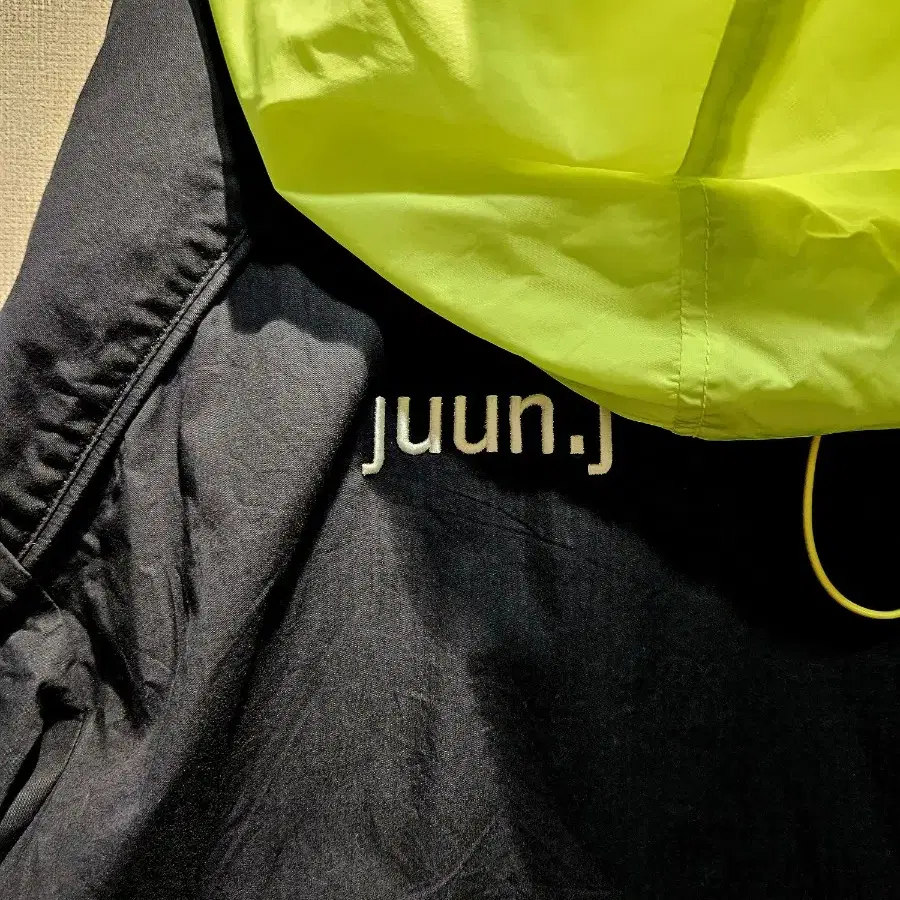 JUUN.J x umbro 콜라보 형광배색 네이비 후드아노락