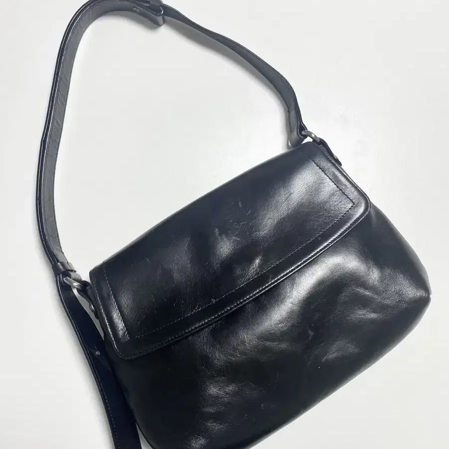 Ouro Calder bag 아우로 숄더백 블랙