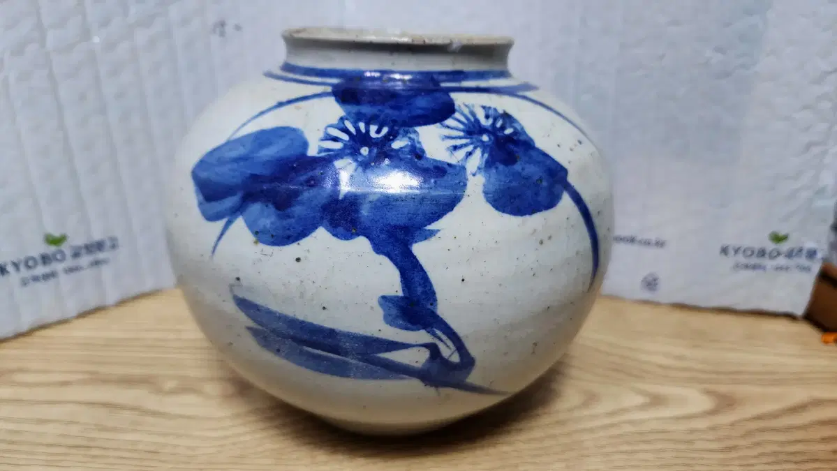 Cheonghwa-baekja (white porcelain) pottery vintage jar