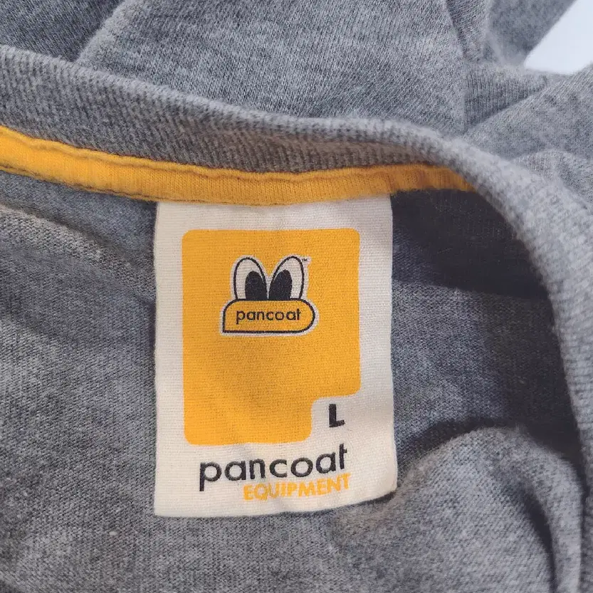 팬콧(pancoat) 그레이 프린팅 반팔티