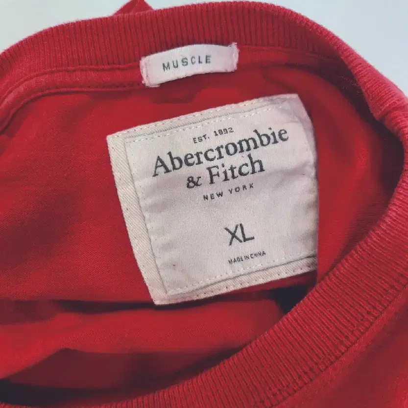 아베크롬비(Abercrombie & Fitch) 레드 프린팅 반팔티