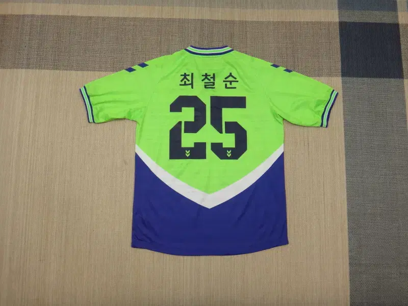 (XL) Jeonbuk Hyundai Choi Chul-Soon Home Shirt Signed by Players