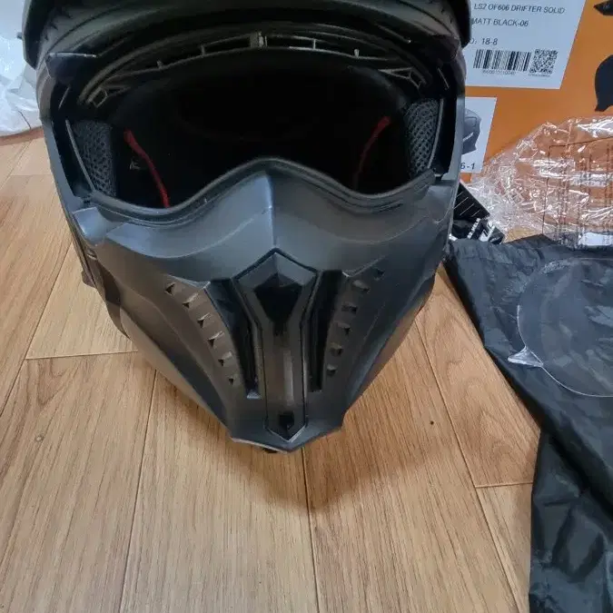 LS2 helmet 판매 합니다 , size..L,