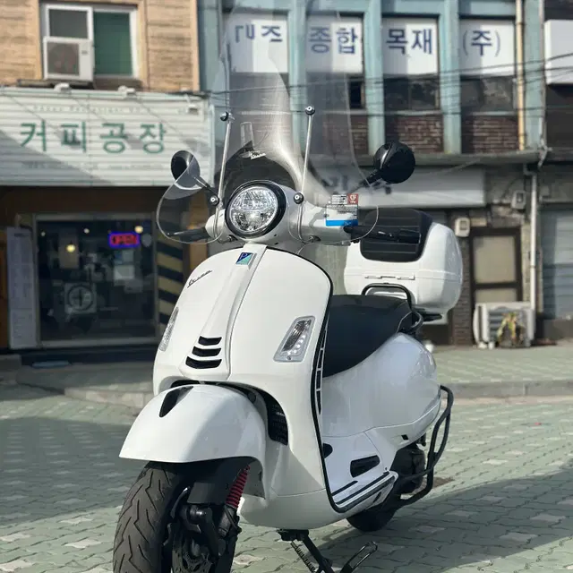 베스파 GTS300 슈퍼스포츠HPE  2024년식 판매합니다.