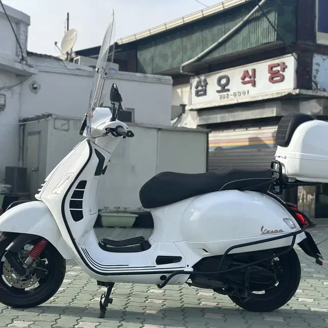 베스파 GTS300 슈퍼스포츠HPE  2024년식 판매합니다.