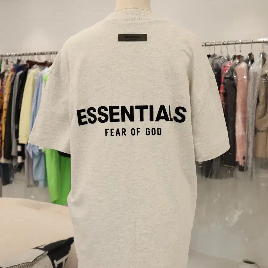 [라운지엘] ESSENTIALS 로고 반팔 티셔츠 XS