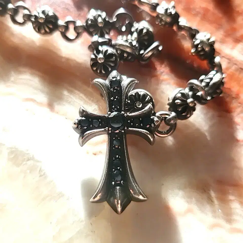 chromehearts blackdiamond cross necklace