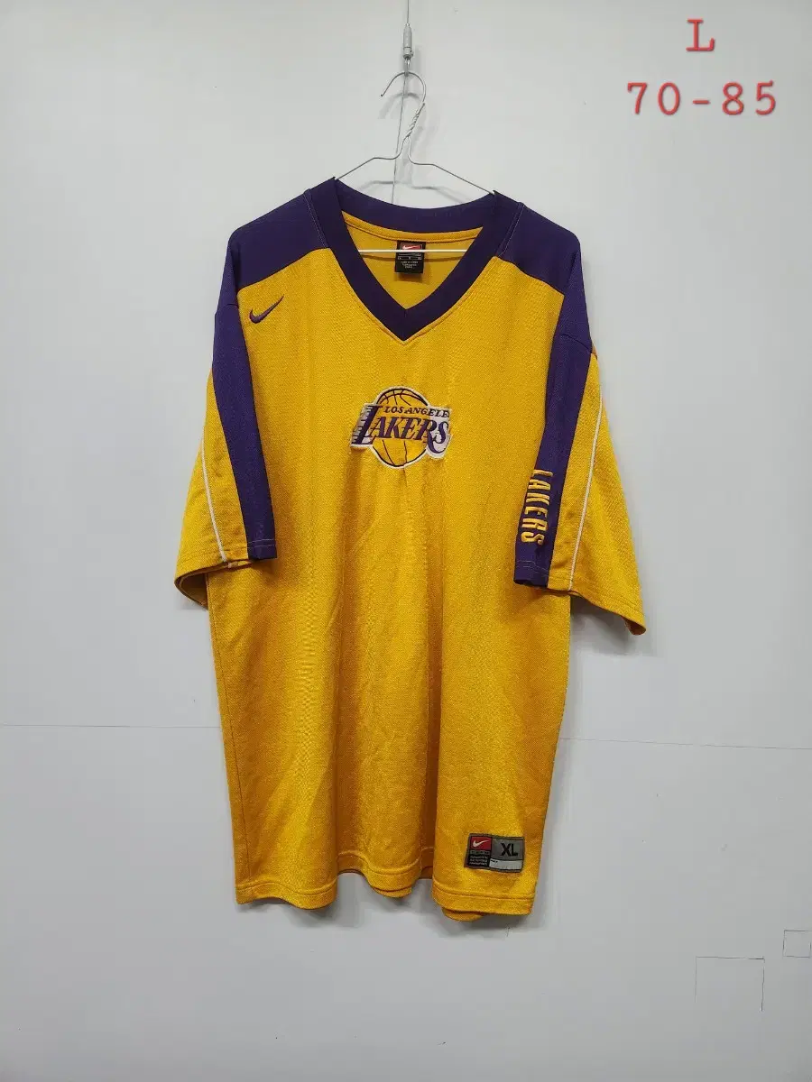 Nike XL Lakers Basketball Short Sleeve Jersey, True to size 70-85