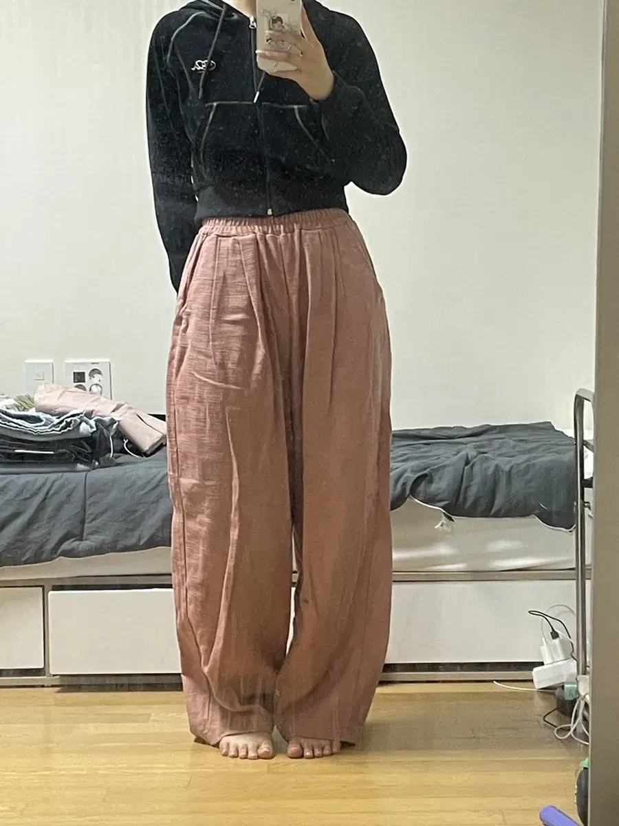 Pink wide-leg pants with a banding Free