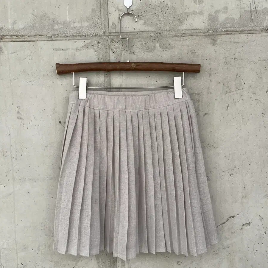 Beige pleats skirt