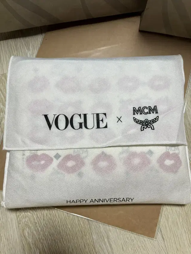 MCMxVOGUE  엠씨엠X보그 콜라보 한정판 클러치