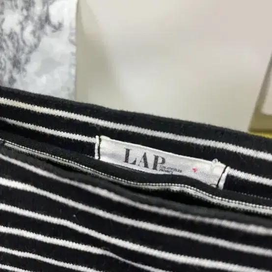 Lap 스트라이프 스퀘어 넥