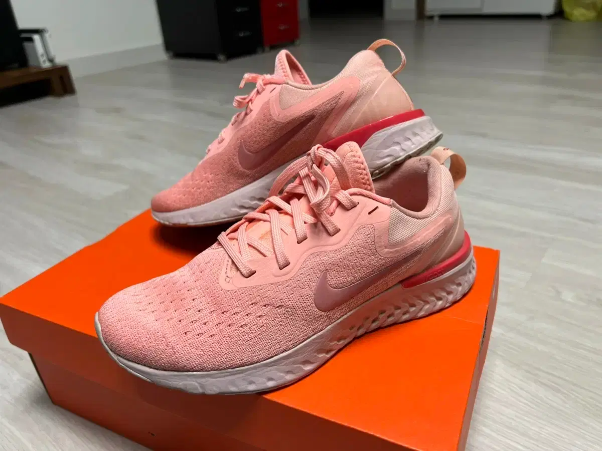 [240] Nike (W) AO9820-601 Odyssey React Metallic Shin