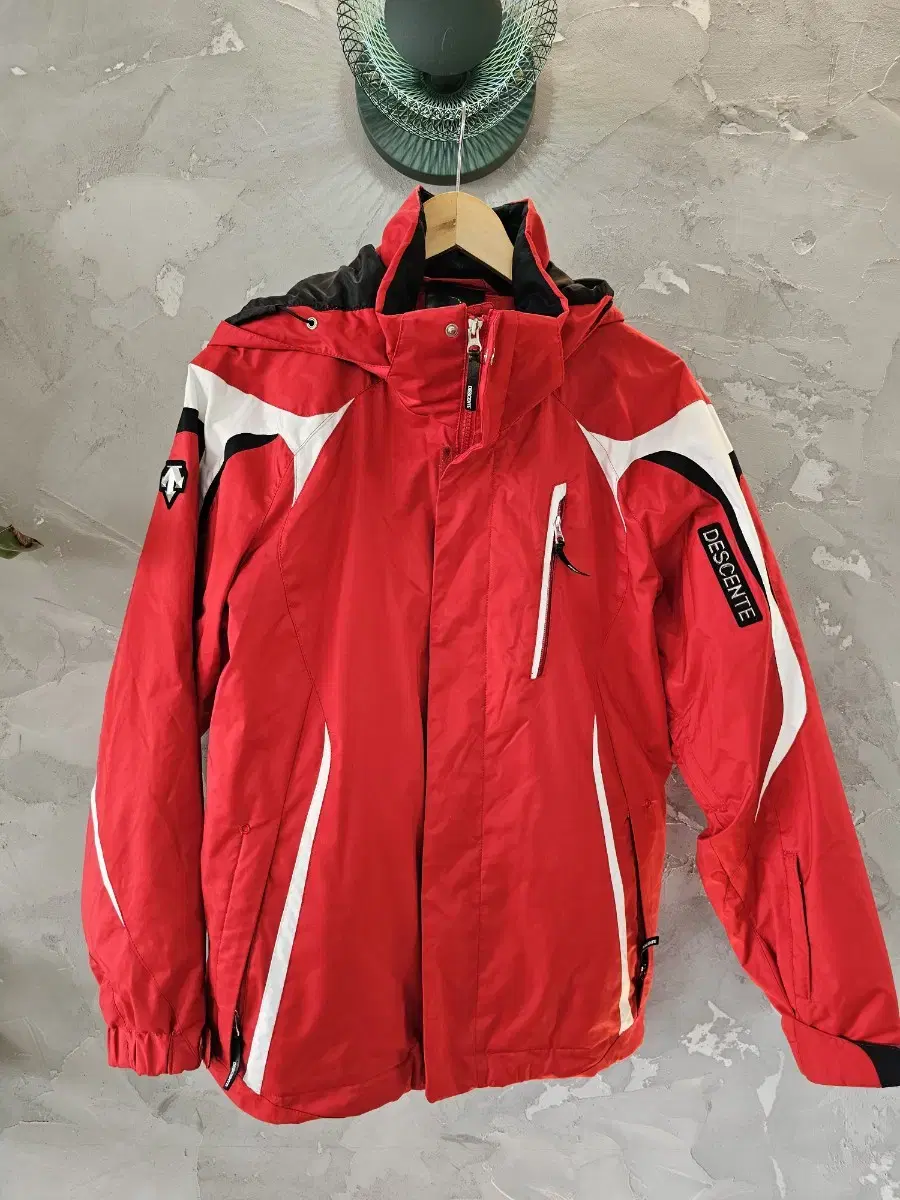 Desainte Windbreaker 100size sells