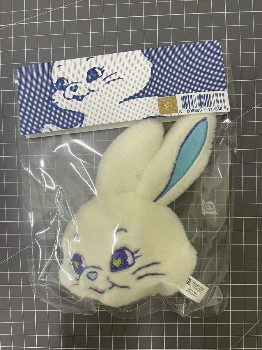 (Unsealed)New Jeans Bunny Merchandise Fluffy keyring White Wts.