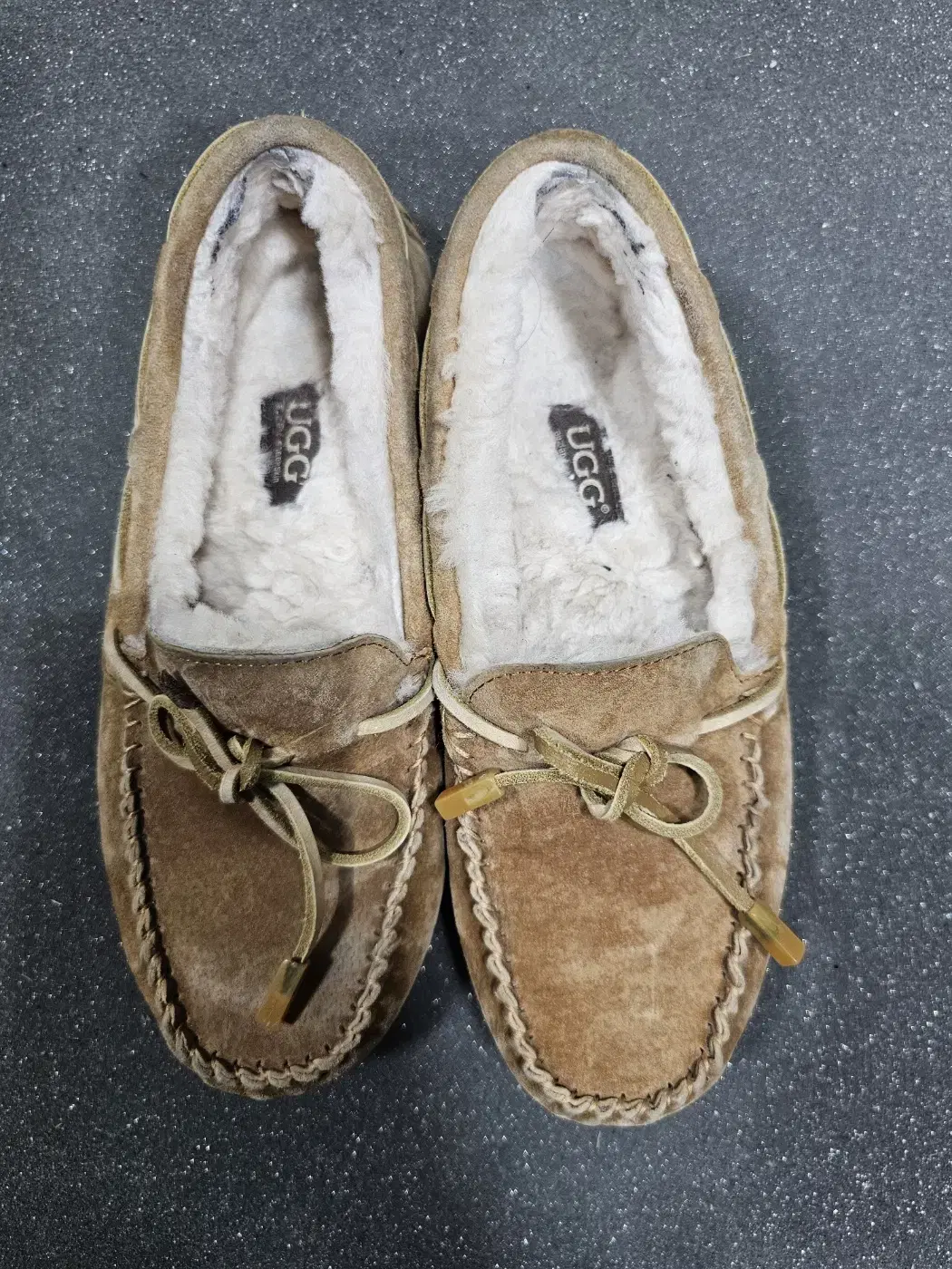 UGG 모카신 35사이즈