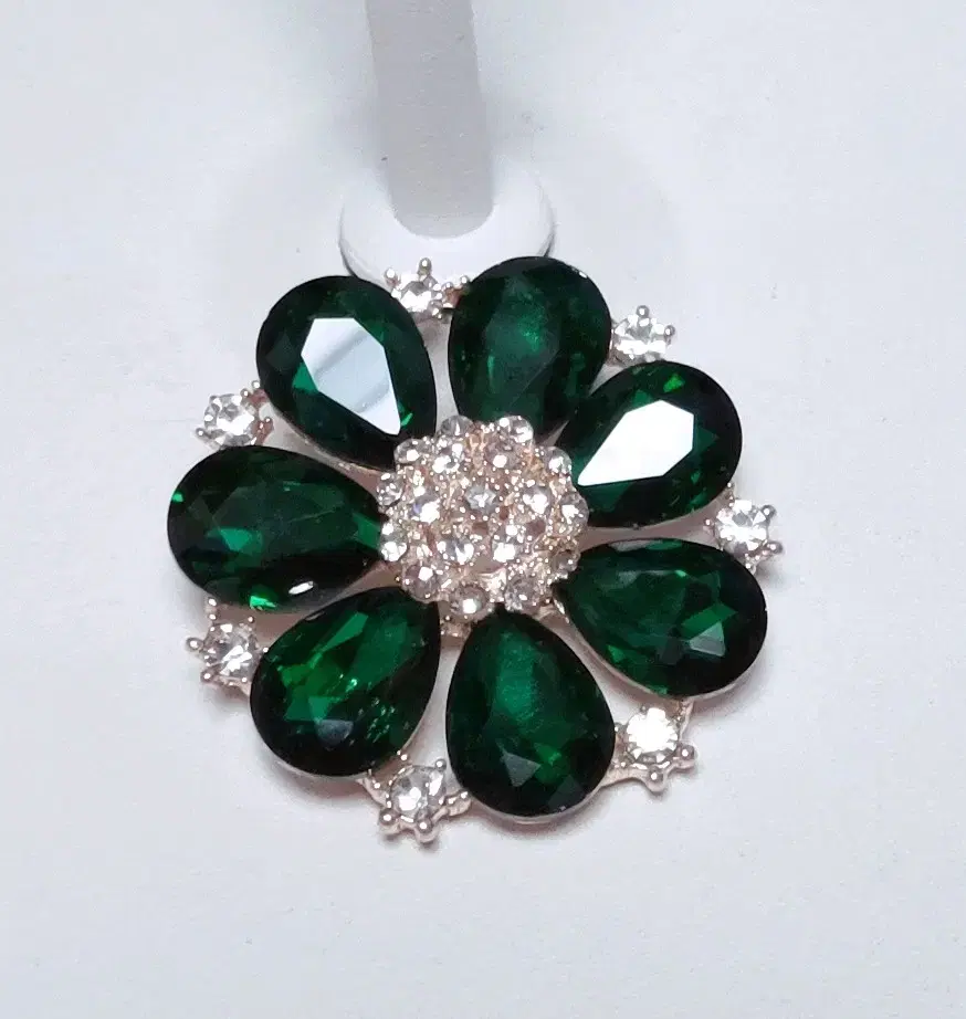 Green flower-shaped cubic brooch