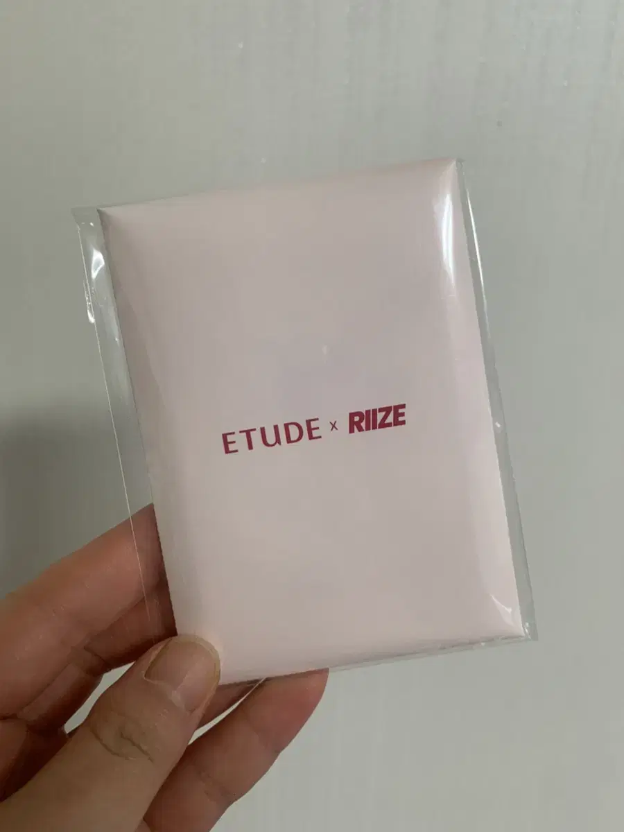 Etudes sealed photocards