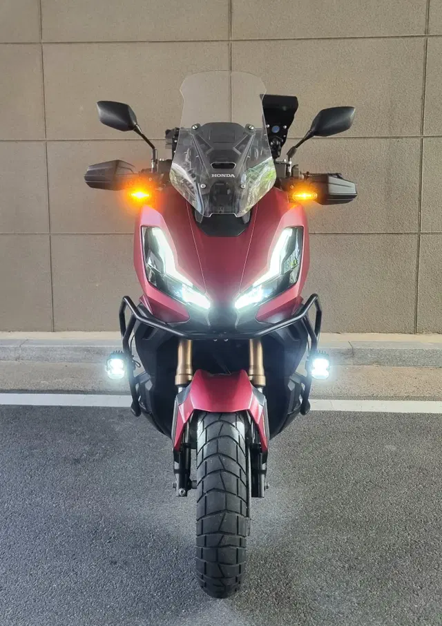 2023년식 혼다 ADV350 레드 색상 판매합니다.