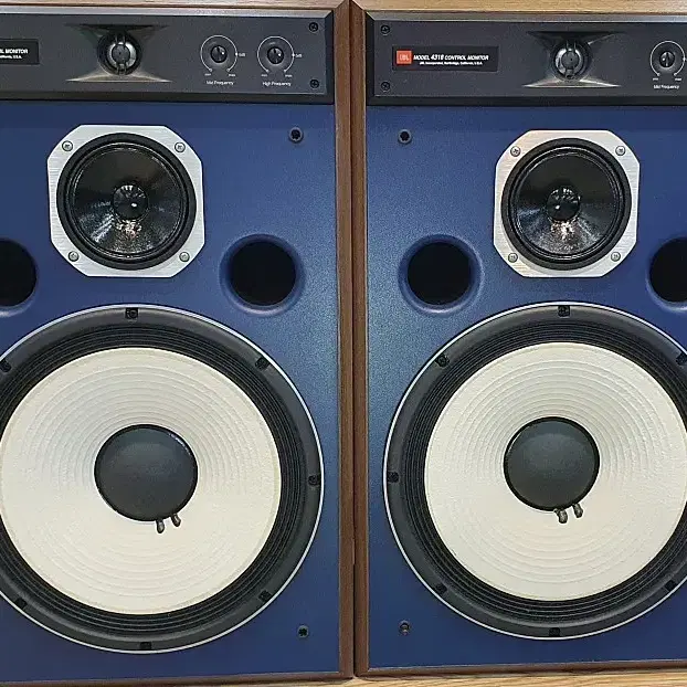 JBL 4318 청색 모니터 스피커