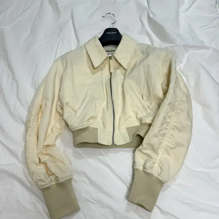 인사일런스 셔링 크롭 봄버 CREAM 23SS