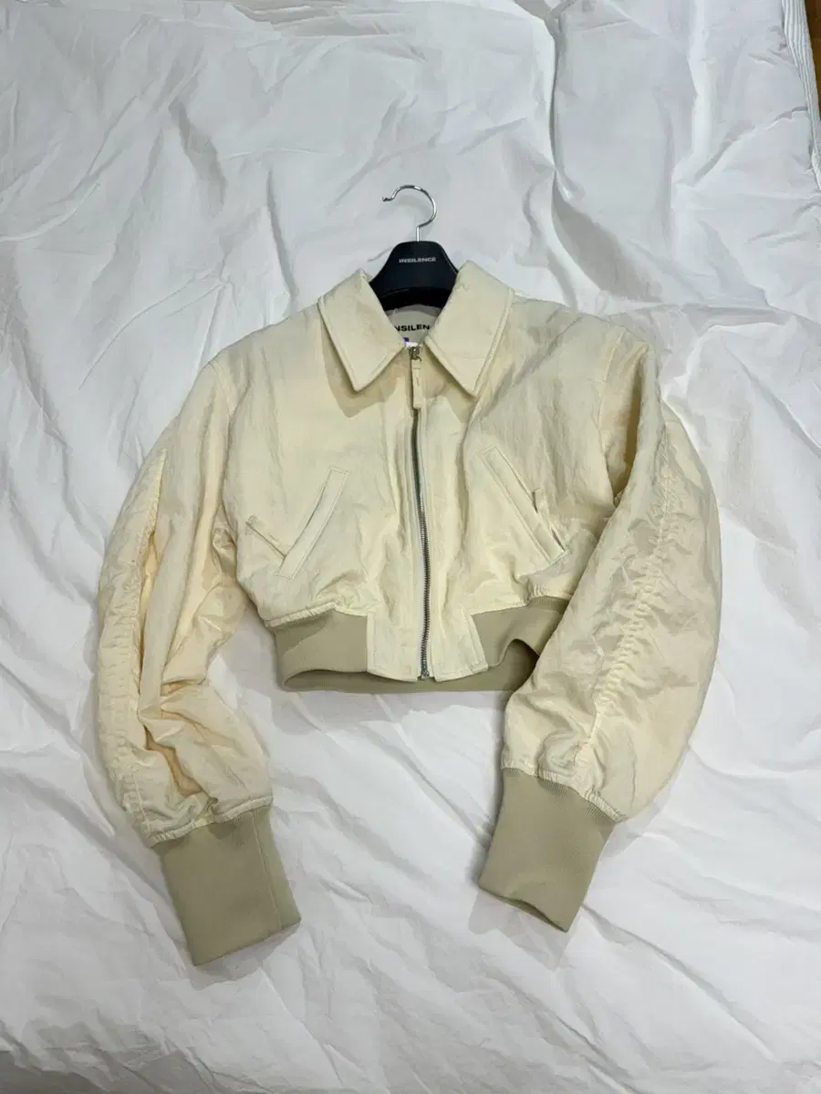 인사일런스 셔링 크롭 봄버 CREAM 23SS