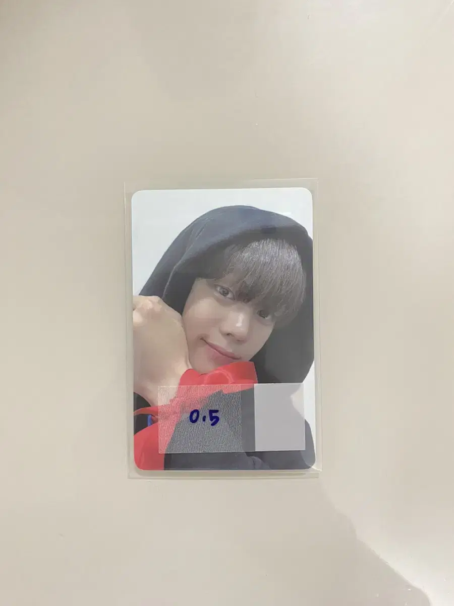 Kim Gyuvin with muu ld sells ribbon photocards