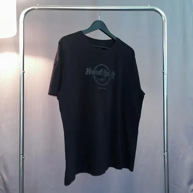 Hard rock cafe black tee.