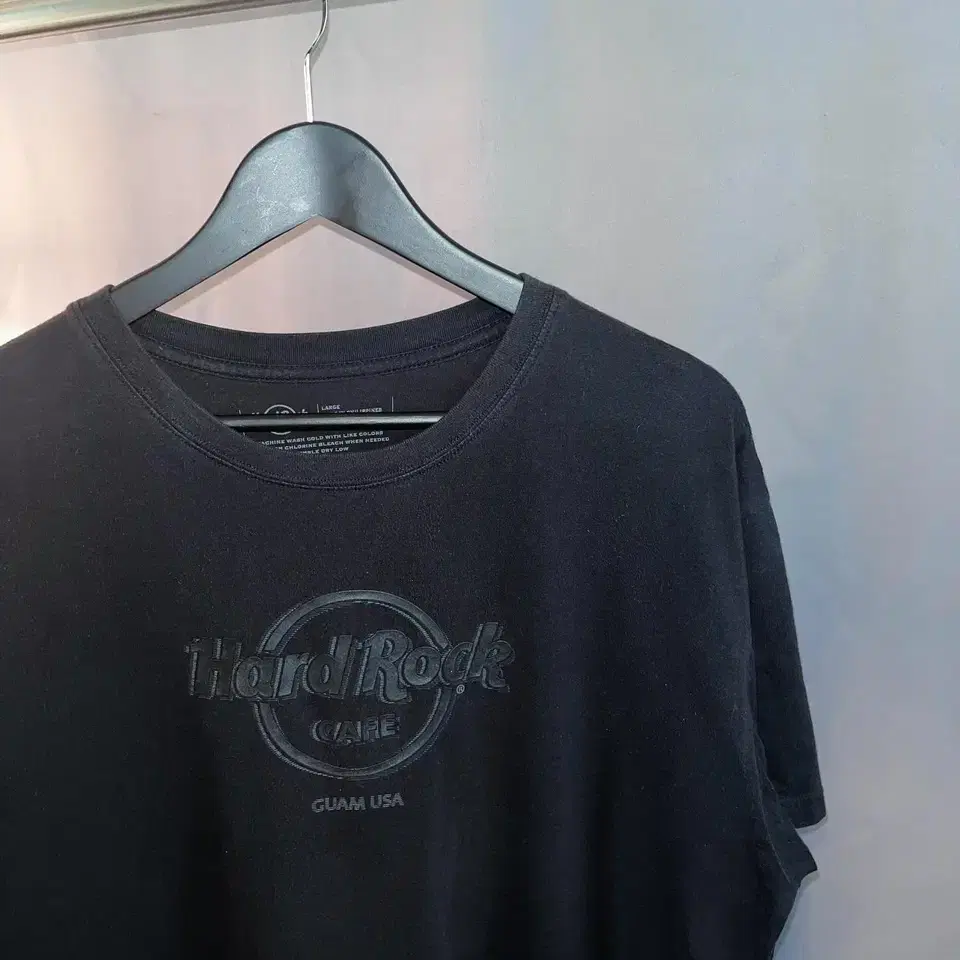 Hard rock cafe black tee.