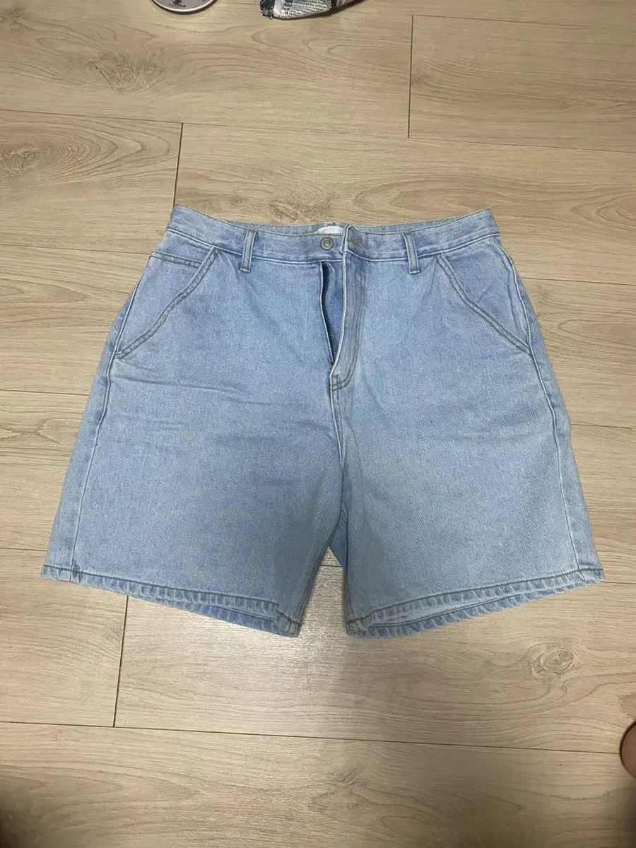 M 31-32 available light blue vahn short pants