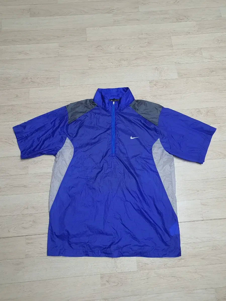 105 Nike Genuine Golf Windbreaker Short Sleeve T-Shirt Men's Size 105 It's completely clean.