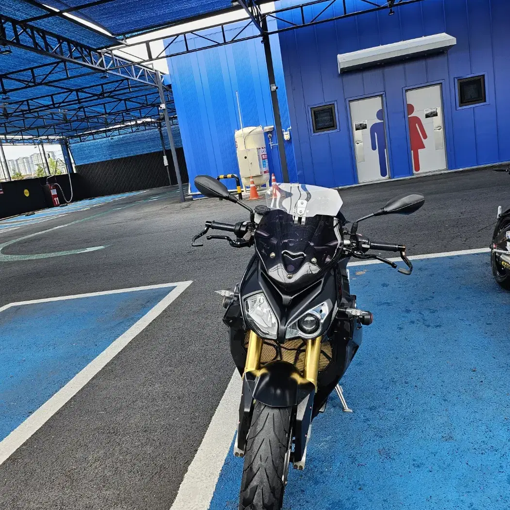 16년식 BMW S1000R 오스틴 풀배기 싱글알 판매합니다.