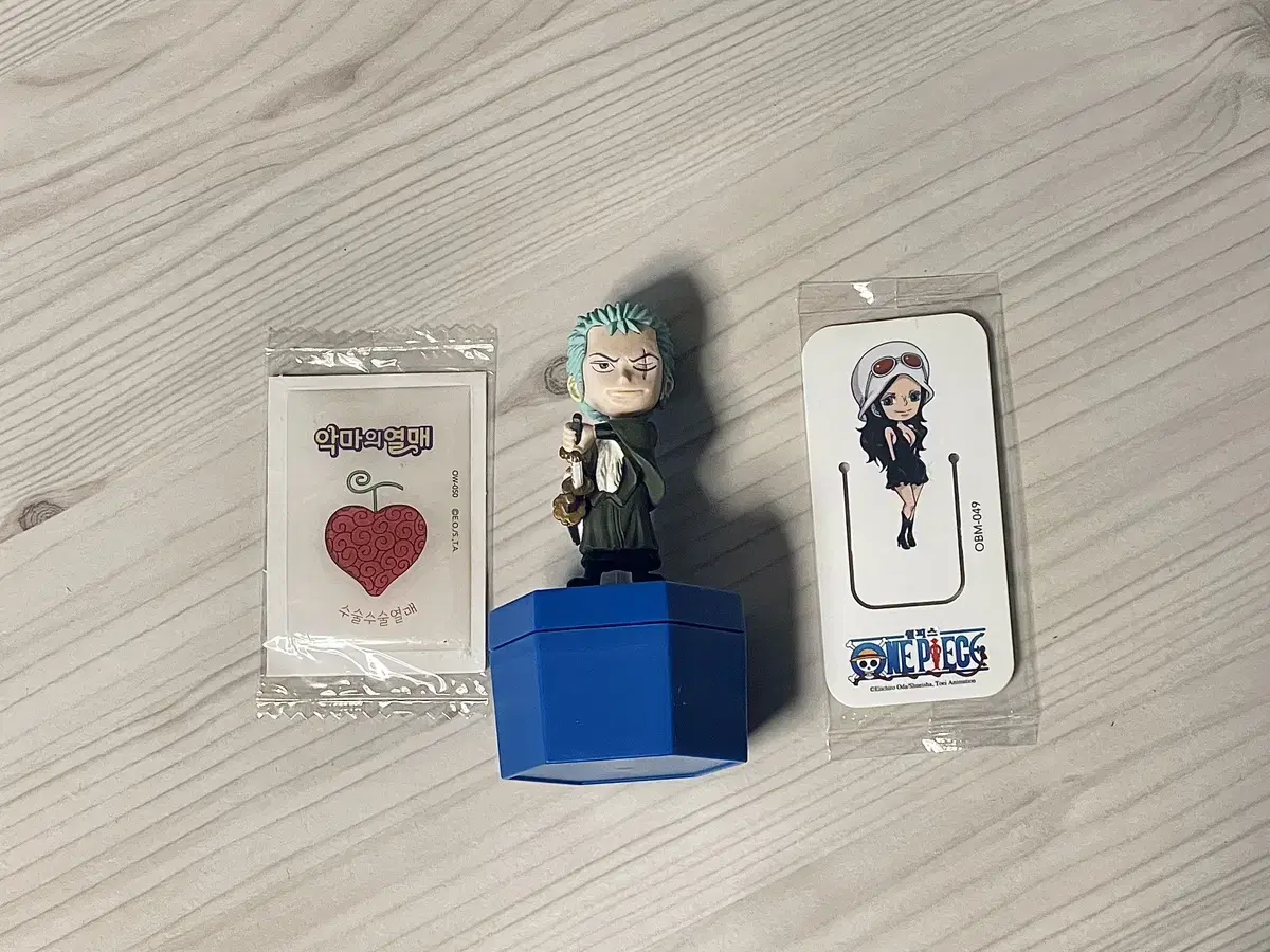 (Shipping included)ONEPIECE Zoro Figures,Robin Bookmark,Devil Fruit sticker WTS