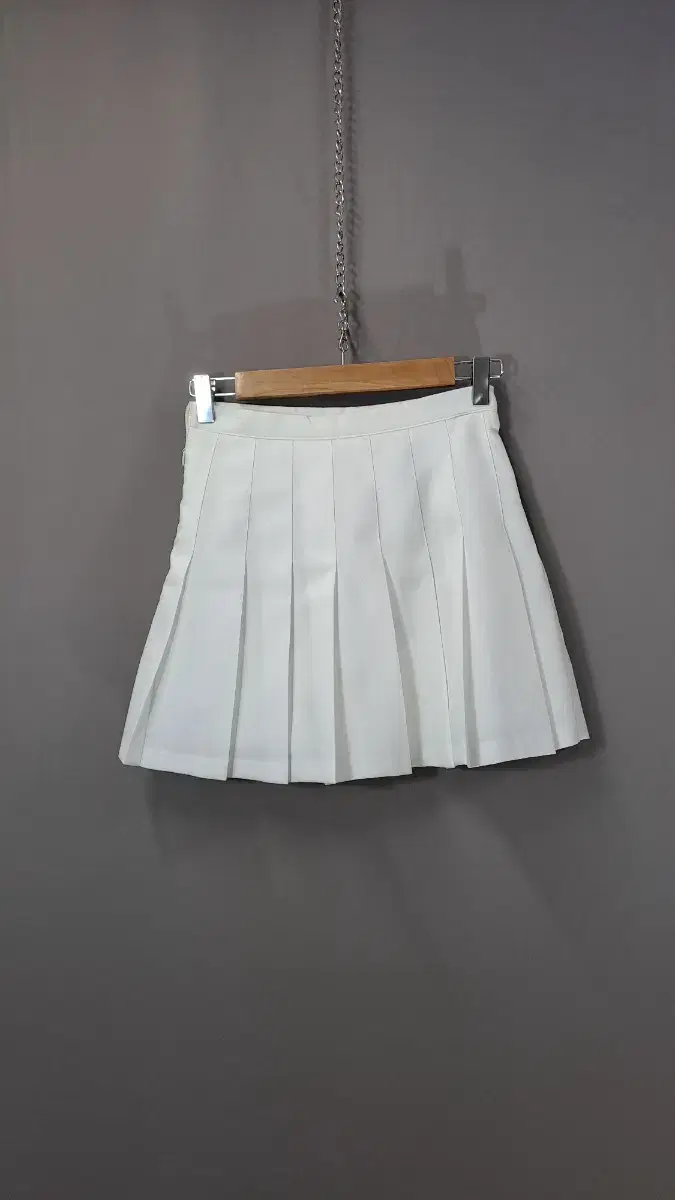 White pleated skirt pants