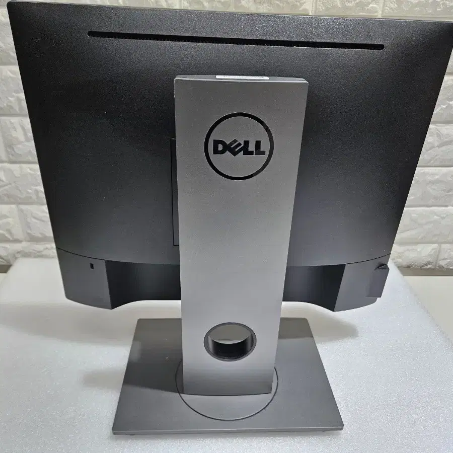 DELL 19인치 5:4 IPS LED 모니터 입니다