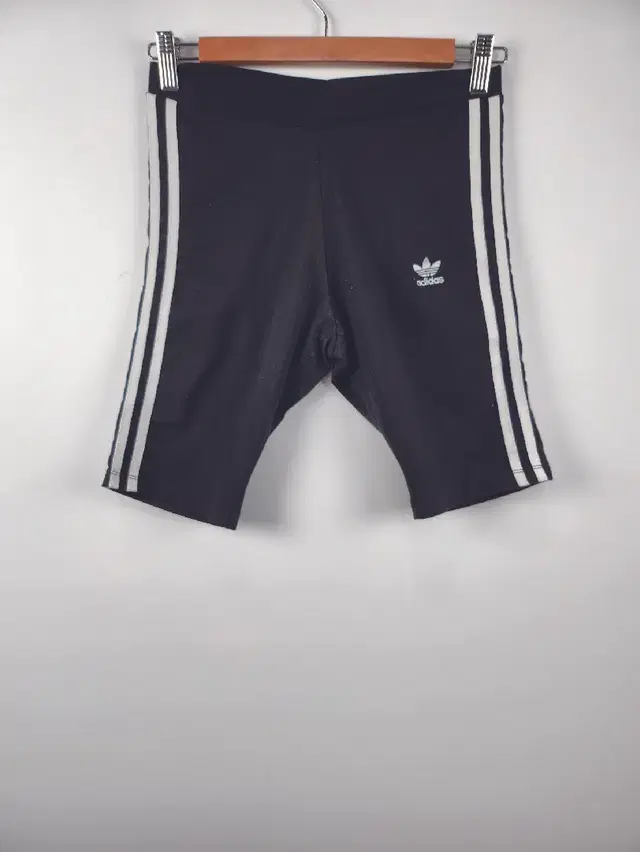 아디다스(ADIDAS) 블랙 베이직 하프 레깅스