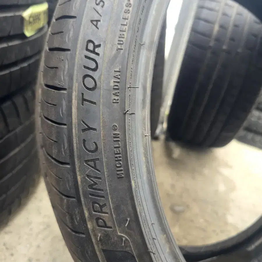 245/40R21