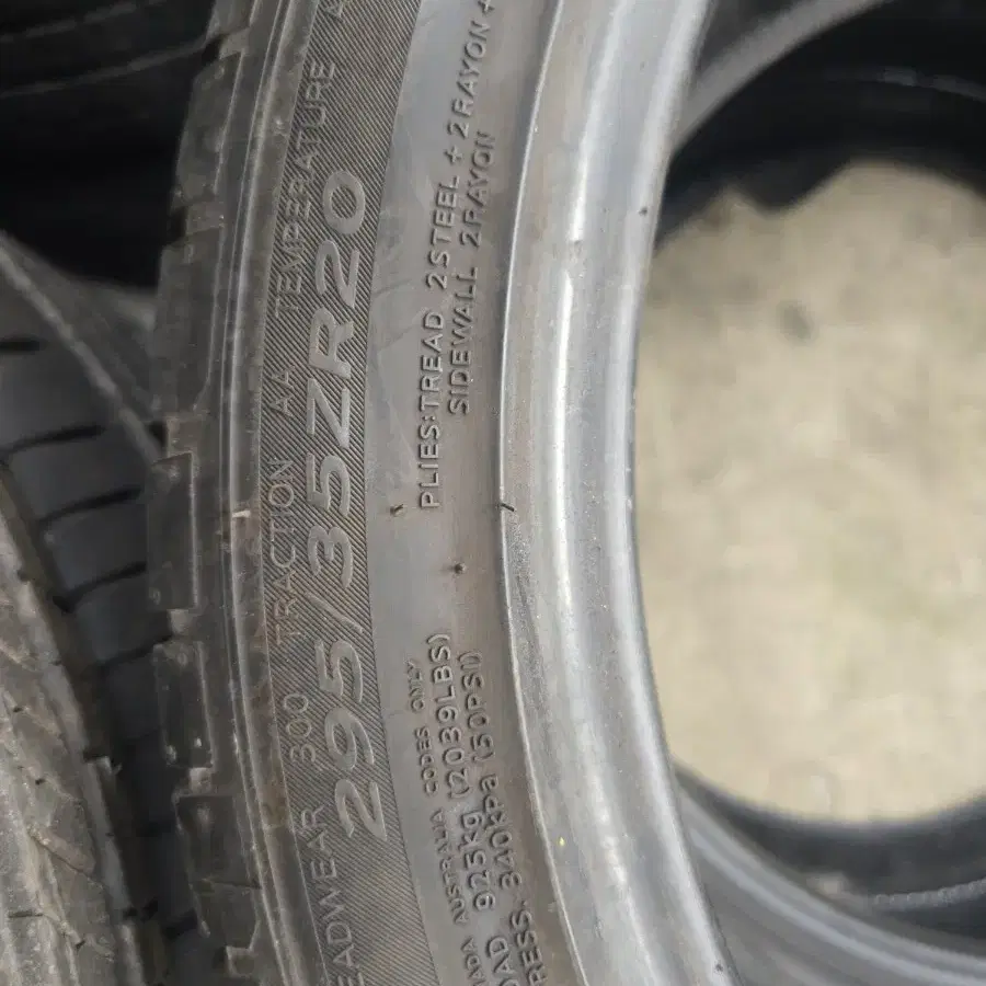 295/35R20,