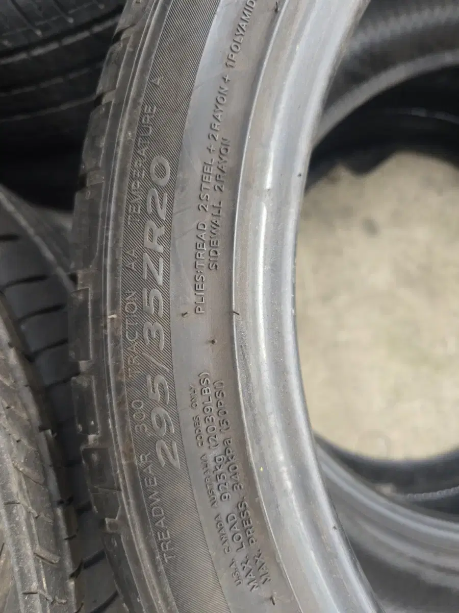 295/35R20,