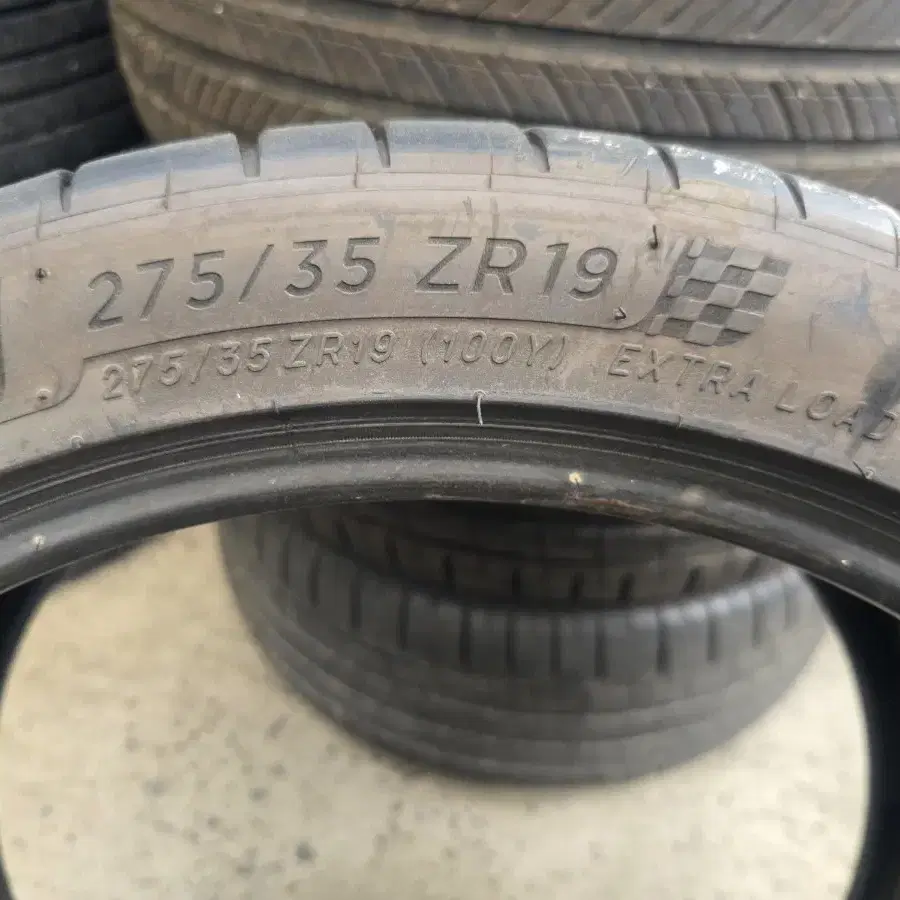 275/35R19