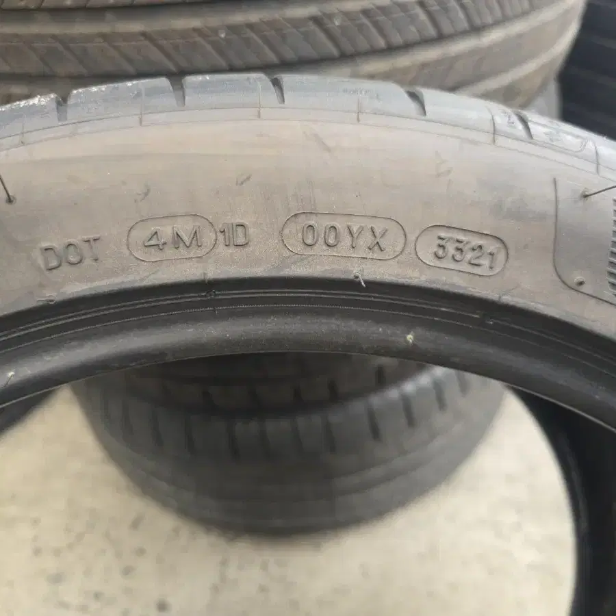 275/35R19