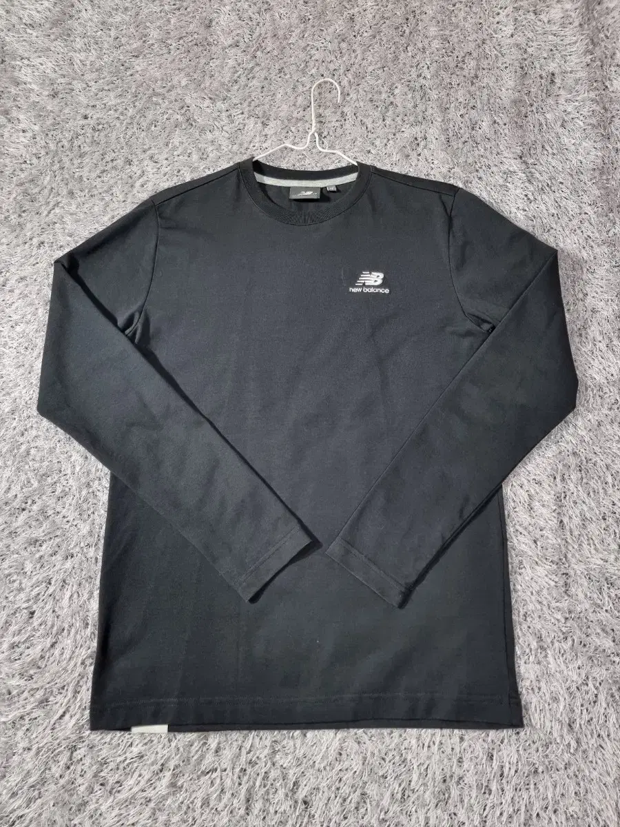 [90] New Balance Long Sleeve Tee Small Logo Basic Long Sleeve Tee Black